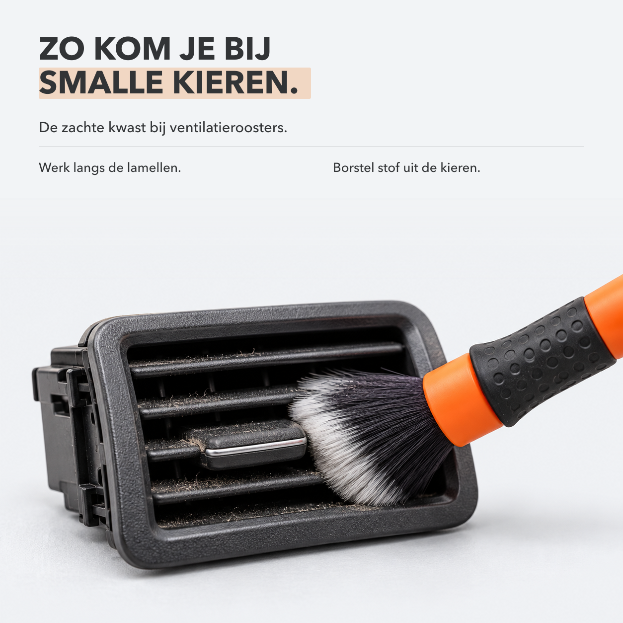 Extra zachte detailkwast verwijdert stof uit een ventilatierooster van camper of caravan