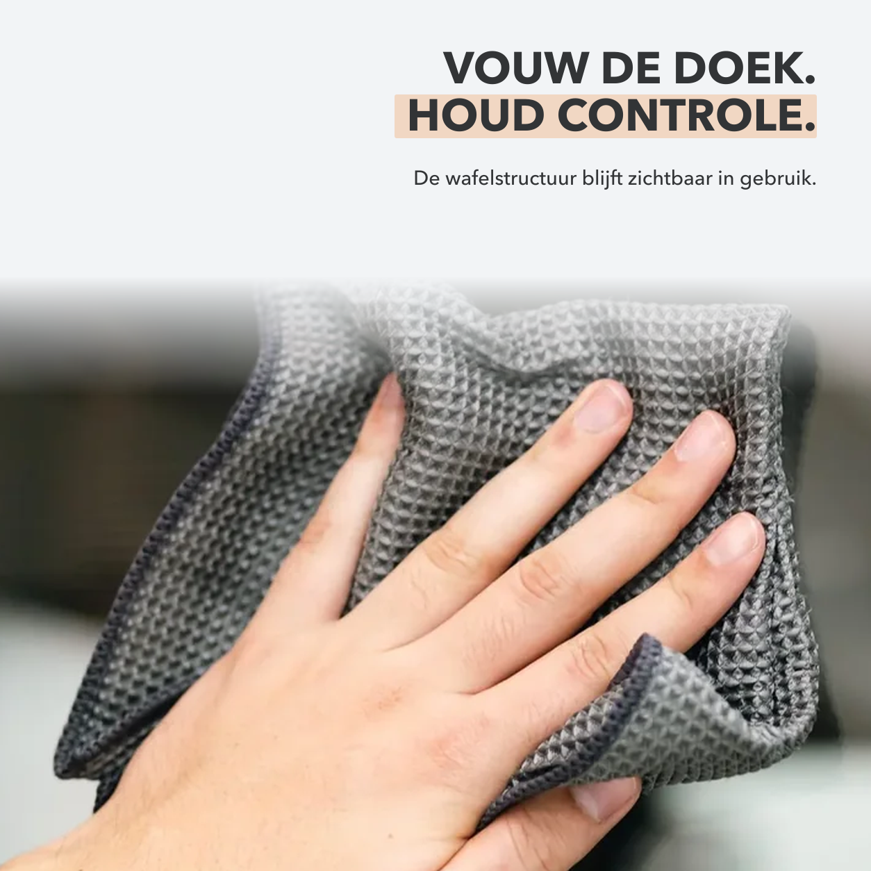 Gevouwen Carmotec Glasdoek met wafelstructuur op een ruit