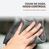 Gevouwen Carmotec Glasdoek met wafelstructuur op een ruit
