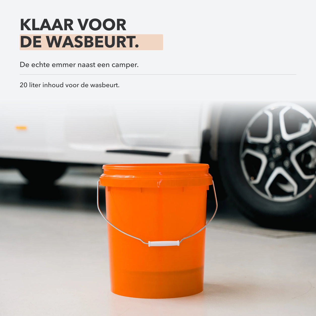 Carmotec Washbucket 20L naast een camper, klaar voor de wasbeurt