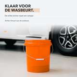 Carmotec Washbucket 20L naast een camper, klaar voor de wasbeurt