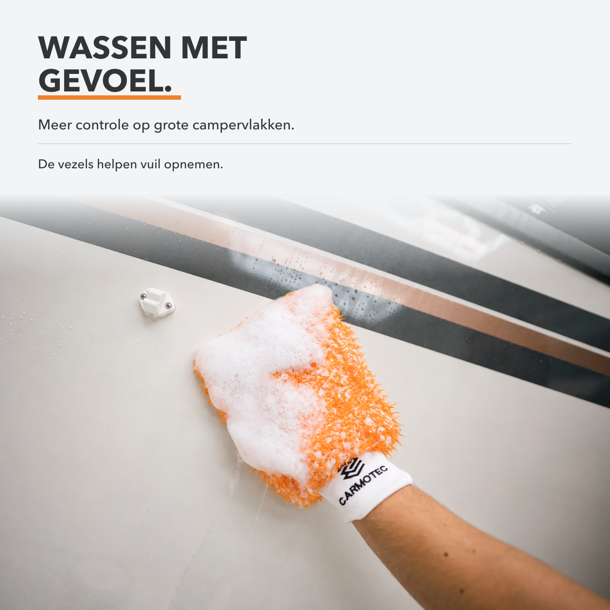 Carmotec Washandschoen wast de wand van een camper met veel sop