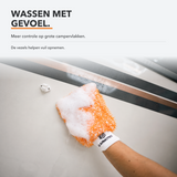 Carmotec Washandschoen wast de wand van een camper met veel sop