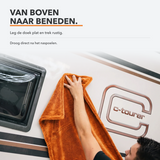 Carmotec Droogdoek droogt een caravanwand van boven naar beneden