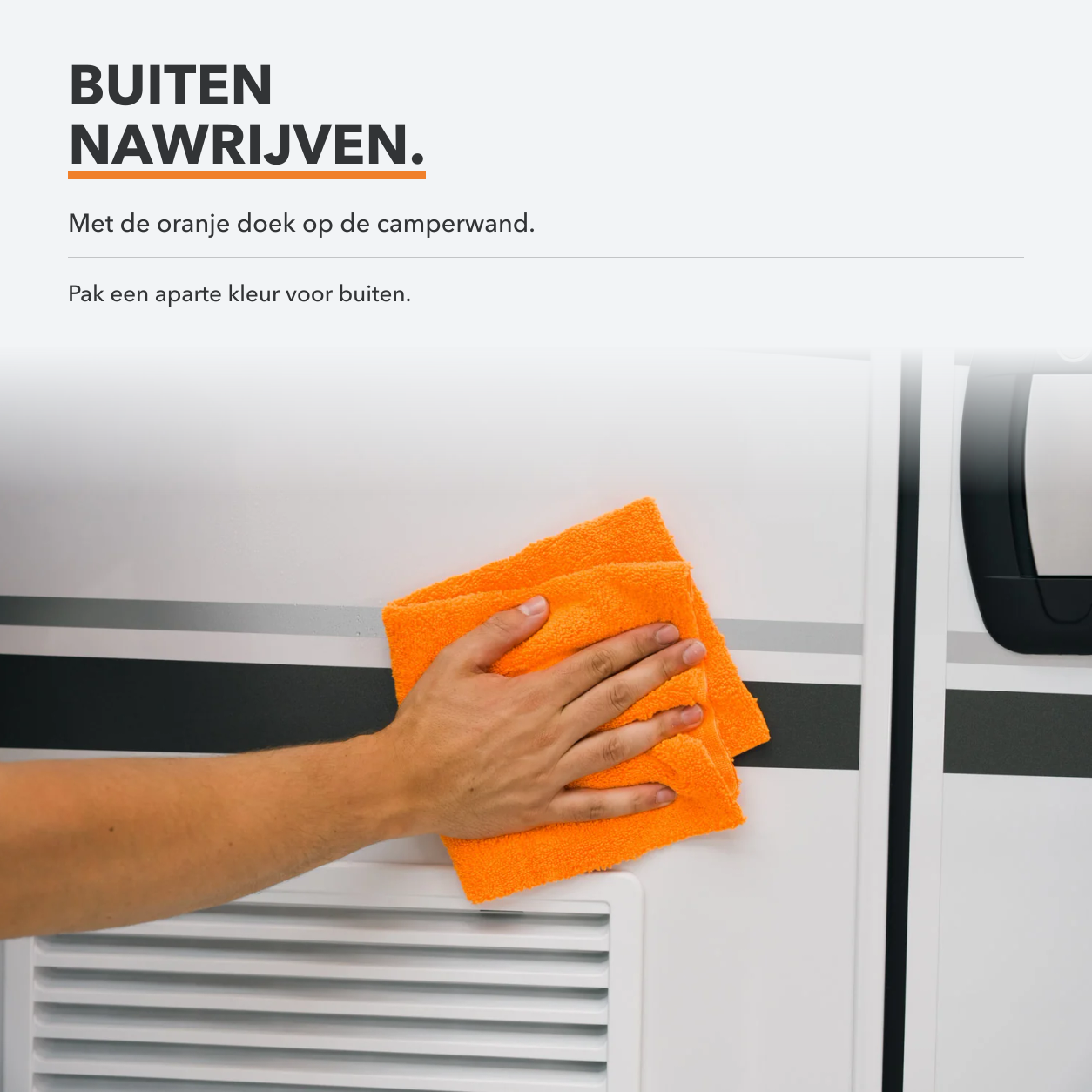 Oranje Carmotec microvezeldoek wrijft de wand van een camper na