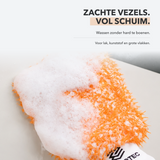 Carmotec Washandschoen vol schuim op de lak van een camper