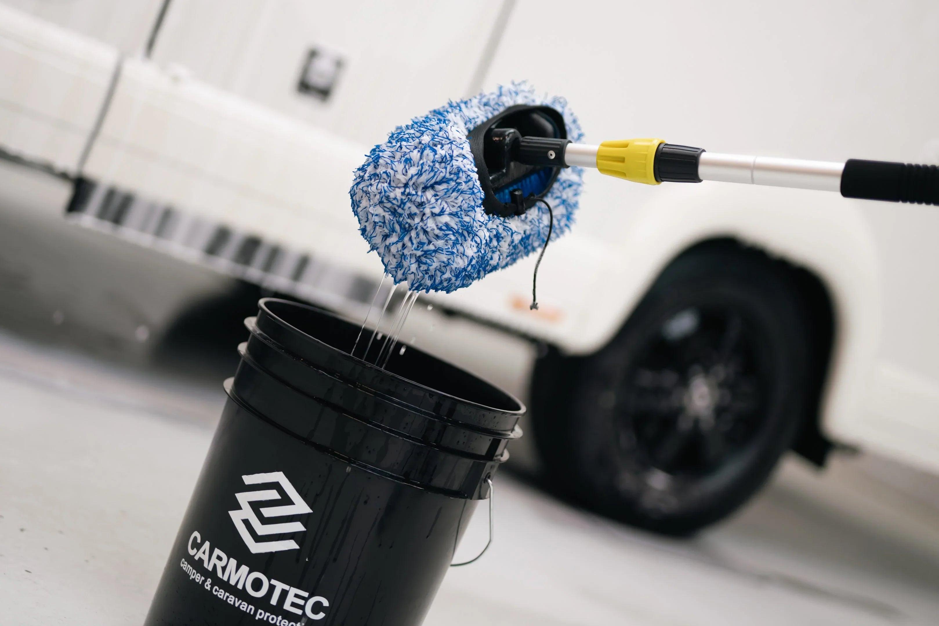 Carmotec borstel-overtrek op verlengsteel in wasemmer – camper wassen van dak tot onderkant