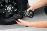 Carmotec Bumper Tires Black aanbrengen op applicatiespons – banden zwart poetsen naast camper
