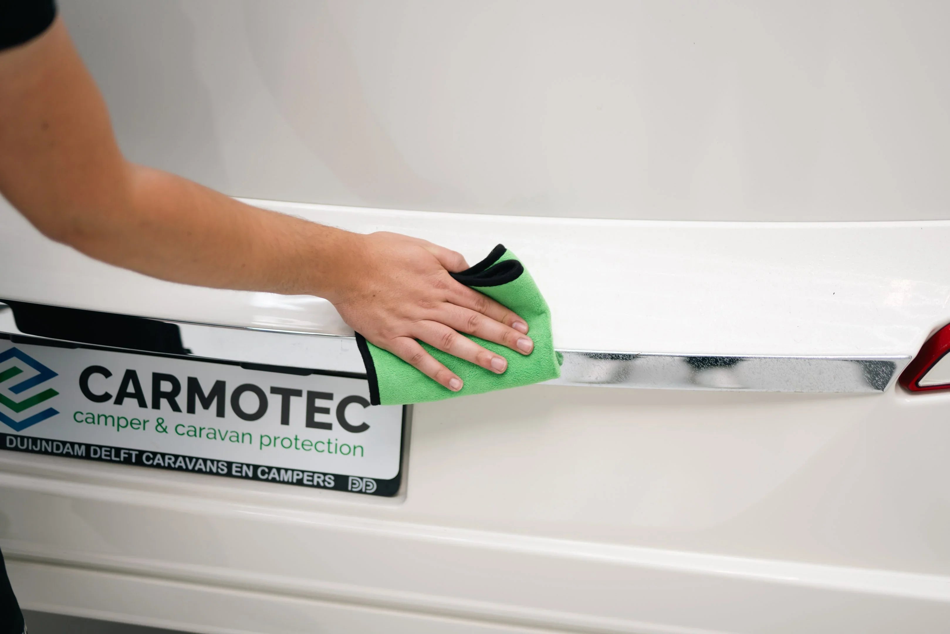 Carmotec Camper en Caravan Reiniger – achterkant caravan reinigen met microvezeldoek