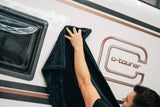 Carmotec droogdoek gebruiken op zijkant van caravan – droogdoek voor camper en caravan drogen