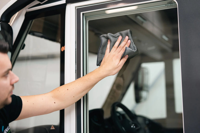 Carmotec Glasreiniger met glasdoek – camper raam streeploos schoon poetsen