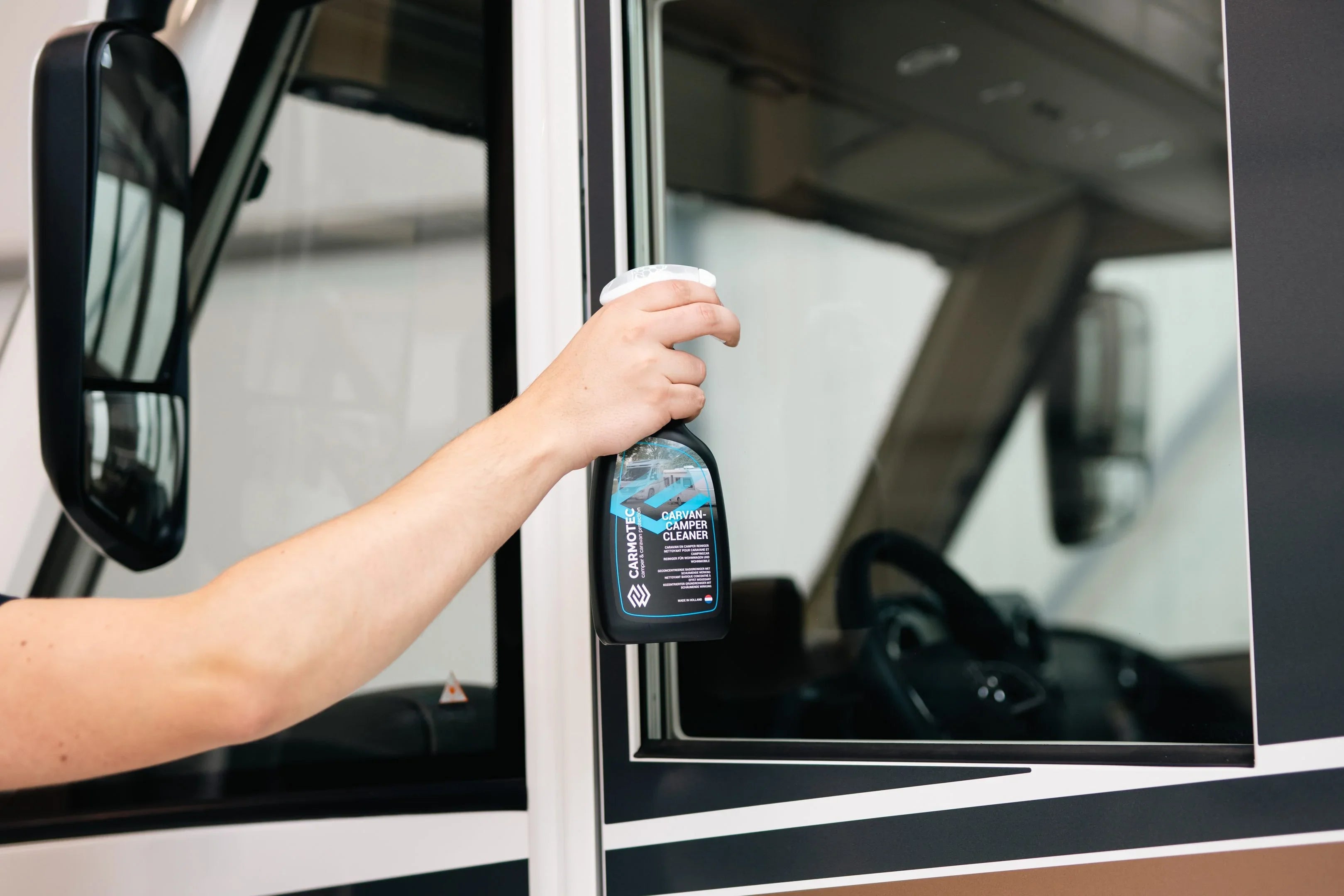 Carmotec Glasreiniger in gebruik – ramen van camper of caravan schoonmaken