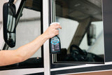 Carmotec Glasreiniger in gebruik – ramen van camper of caravan schoonmaken