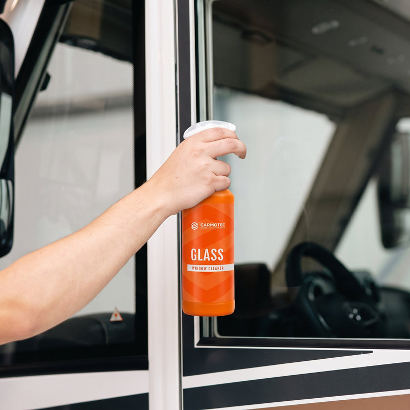 Carmotec Glass in gebruik – ruiten en spiegels van camper of caravan streeploos reinigen