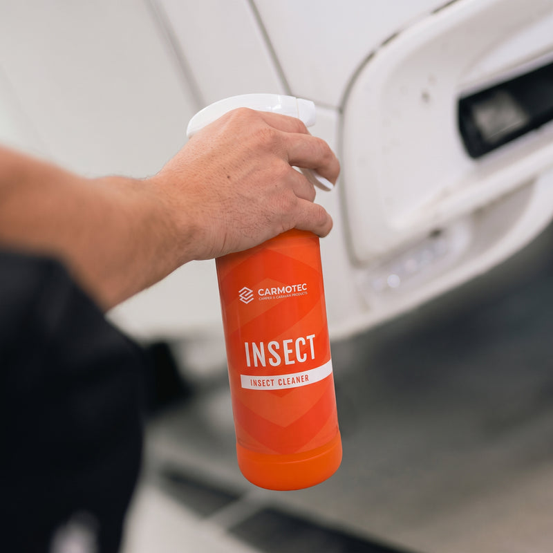 Carmotec Insect in gebruik – insecten en vogelpoep veilig verwijderen van camper of caravan