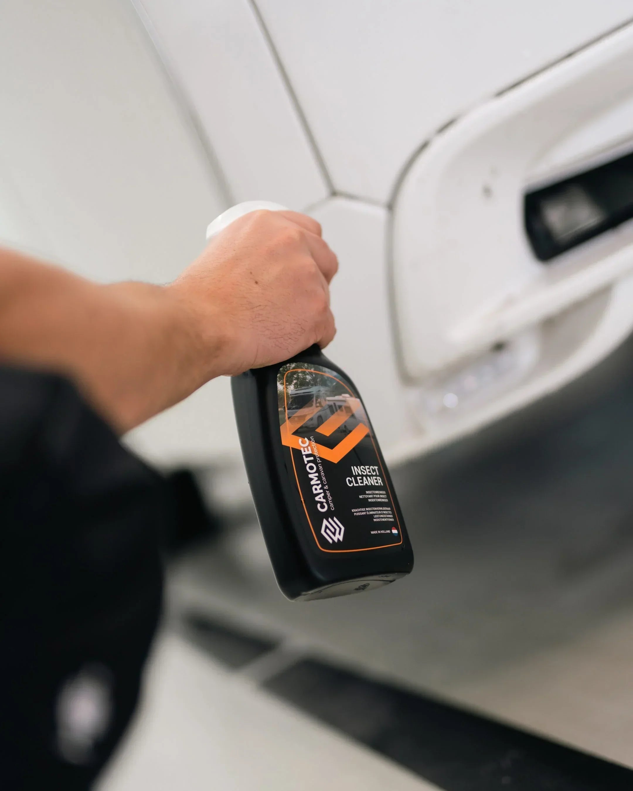 Carmotec Insectenreiniger in gebruik – insecten verwijderen van voorkant van camper