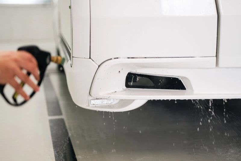 Camper naspoelen met hogedrukreiniger – insecten en vuil verwijderen van bumper camper