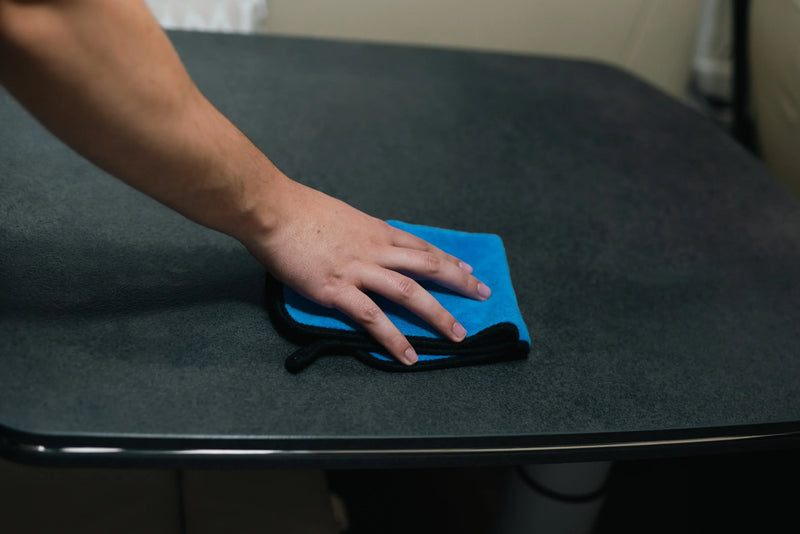 Carmotec Interieurreiniger resultaat – camper tafelblad streeploos schoon met microvezeldoek