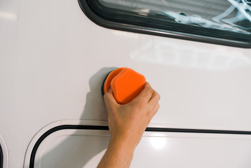 Carmotec Polish – stap 2: polijstpasta met de applicatorpad aanbrengen op camper en caravan