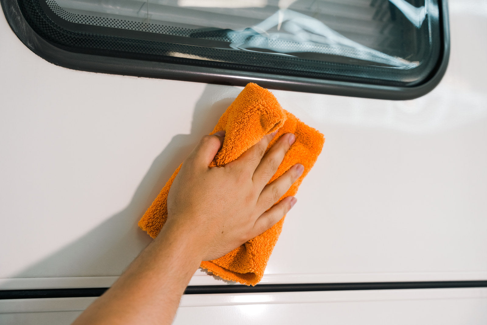 Carmotec Polish – stap 3: uitpoetsen met microvezeldoek voor glans op camper en caravan
