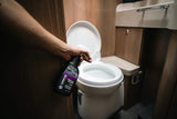 Carmotec Sanitairreiniger sprayen op toilet in camper – hygiënisch reinigen