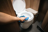 Camper toilet reinigen met Carmotec Sanitairreiniger en microvezeldoek – hygiënisch schoon