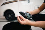 Carmotec Shampoo doseren in wasemmer – shampoo voor camper en caravan wassen