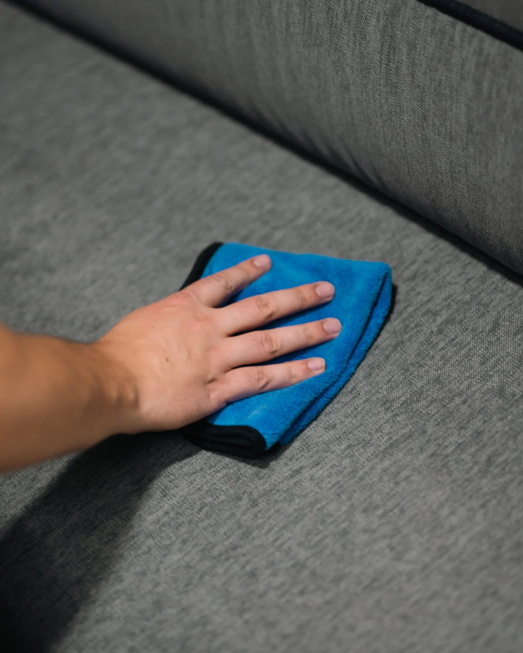 Carmotec Textielreiniger resultaat – zachte bekleding in camper reinigen met microvezeldoek