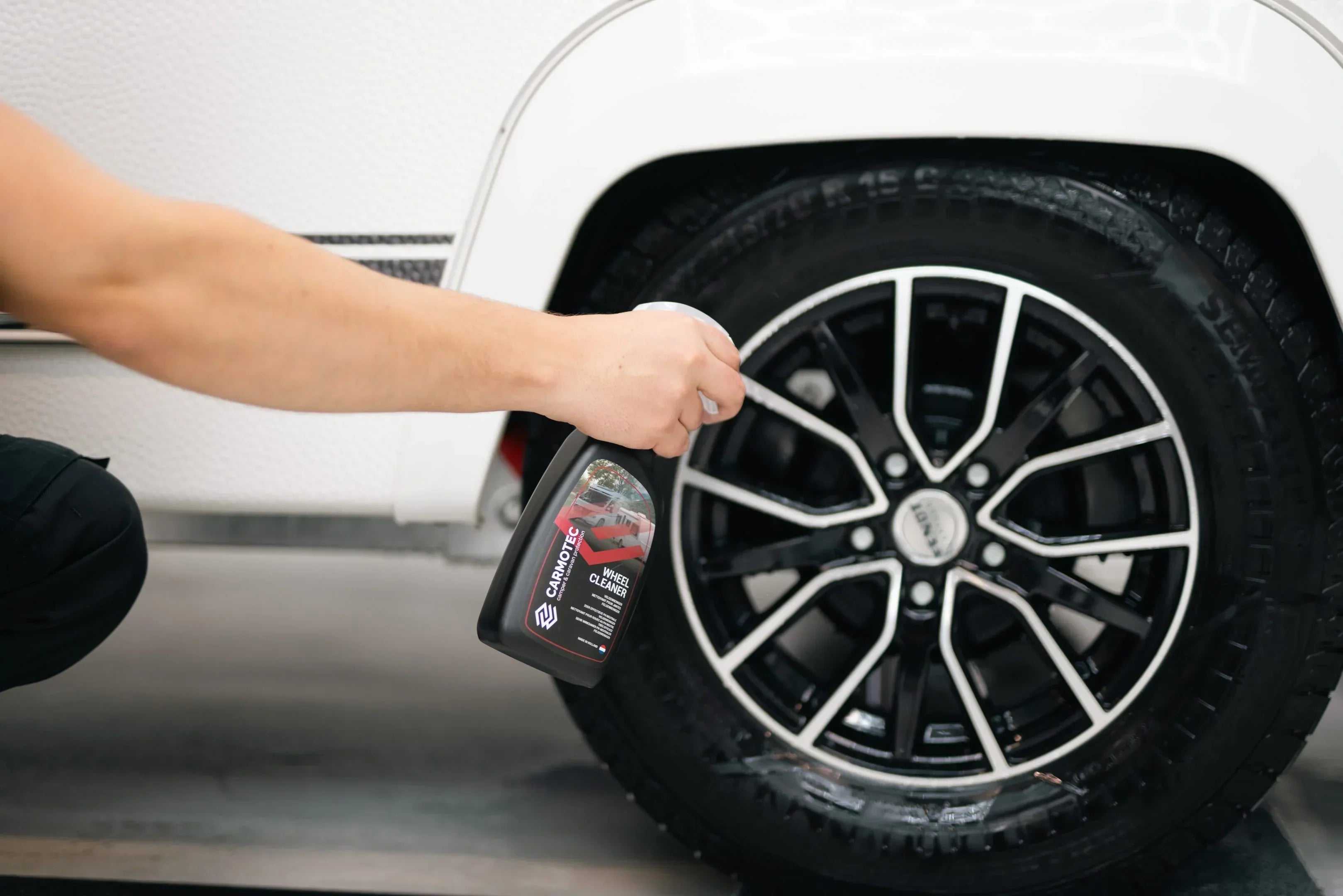 Carmotec Velgenreiniger sprayen op velg van camper – professioneel velgen schoonmaken