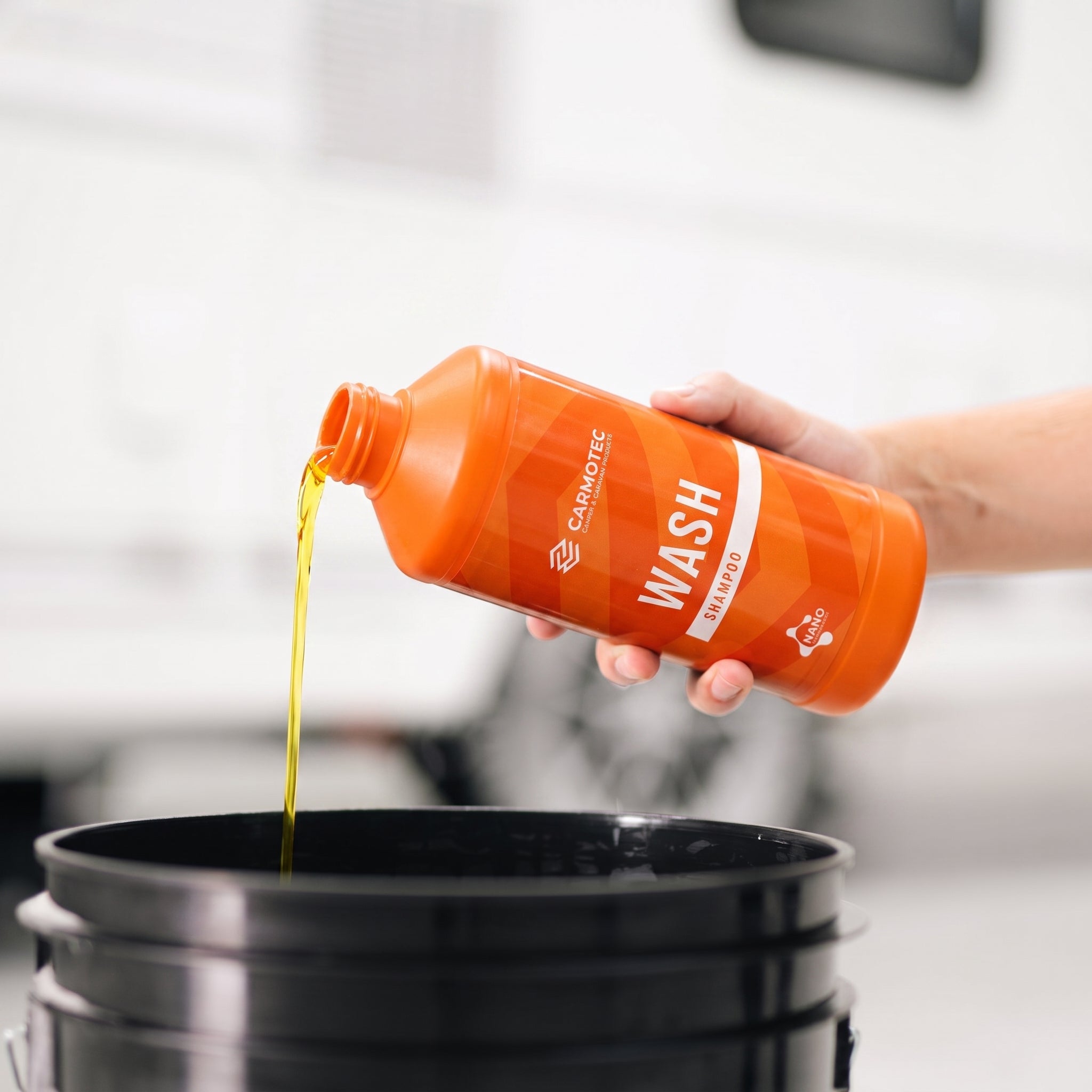 Carmotec Wash pH-neutrale shampoo in gebruik – camper of caravan veilig wassen