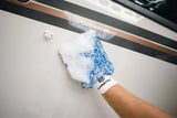 Carmotec washandschoen met zeepschuim – zijkant van camper of caravan wassen