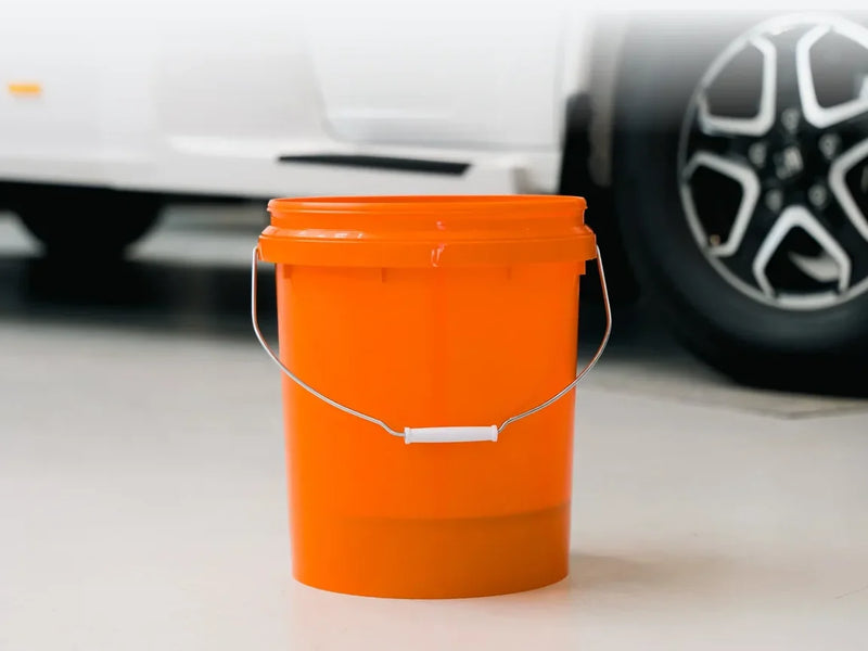 Carmotec Washbucket 20L naast een camper, klaar voor de wasbeurt