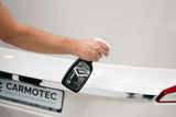 Carmotec Wassen zonder Water sprayen op achterkant van caravan – waterloos reinigen
