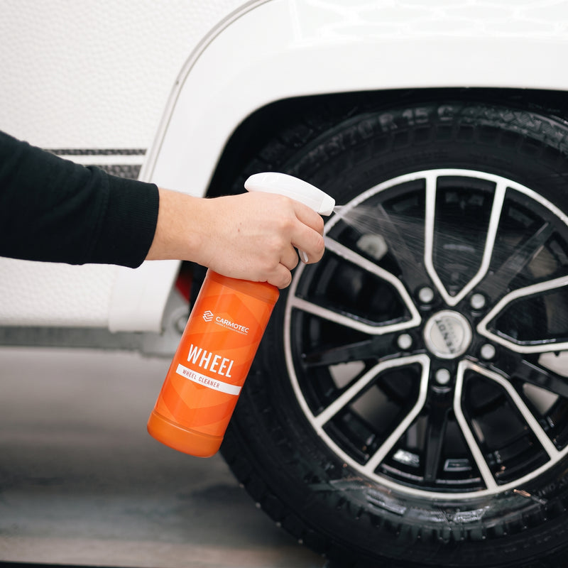 Carmotec Wheel in gebruik – velg van camper reinigen met ijzerreactieve velgenreiniger